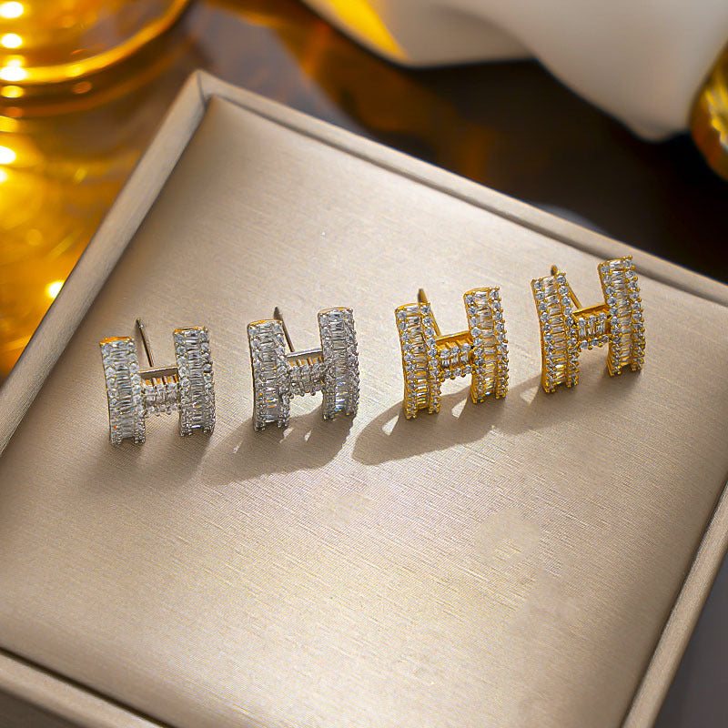 [Love Lucky]Zirconium letter stud earrings