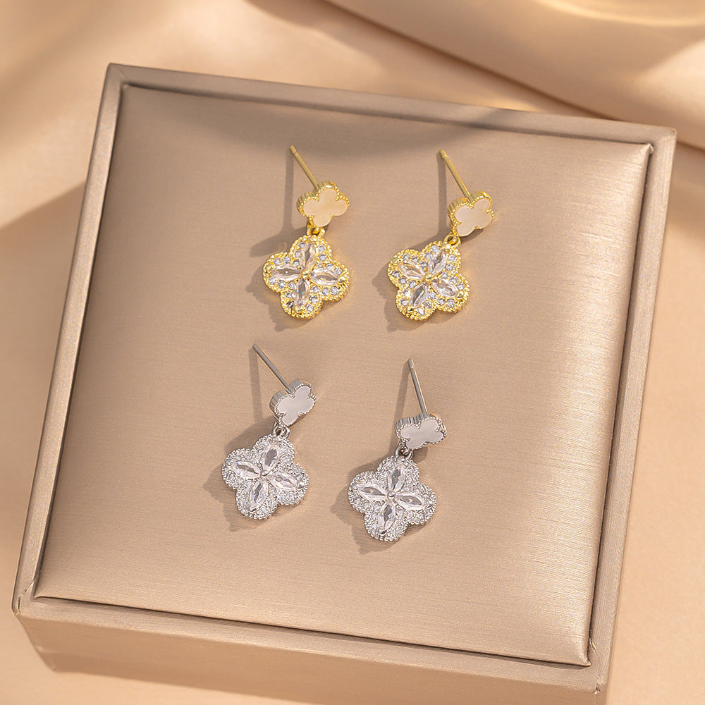[Love Lucky]Four-leaf clover with diamonds Fritillary stud earrings